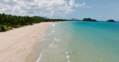 Kumun üzerinde güzel dalgalar olan Nacpan Sahili 'nin havadan görünüşü. El Nido. Palawan 'da. Filipinler.