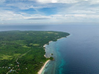 Carabao Adası 'ndaki beyaz kumlu sahilin havadan görünüşü. San Jose, Romblon. Filipinler.