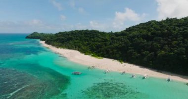 Puka Shell Beach 'in insansız hava aracı görüntüsü. Turkuaz sularda teknesi olan beyaz kumlu bir sahil. Boracay, Filipinler.