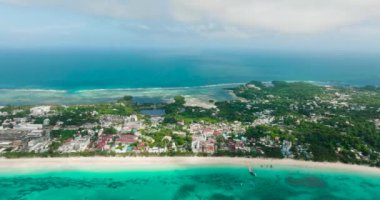 Boracay 'ın beyaz kumlu plajları, dükkanları ve restoranları olan insansız hava aracı manzarası. Malay 'da bir ada, Aklan. Filipinler.