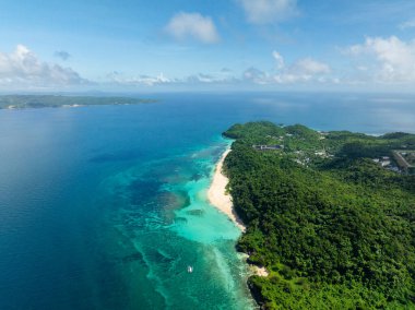 Mercan resifli turkuaz suları ve Puka Deniz Kabuğu Sahili 'ndeki beyaz kumları temizleyin. Boracay, Filipinler.