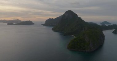 El Nido Cadlao Adası 'nın güzel kaya oluşumu. Filipinler, Palawan 'daki plajlar ve adalar.