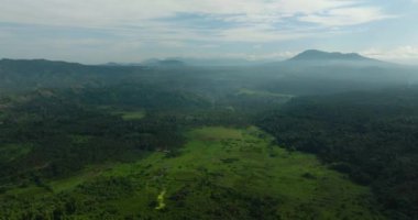 Filipinler 'in dağlık bir bölgesinde yağmur ormanları ve tarım arazileri olan dağlar. Mindanao..