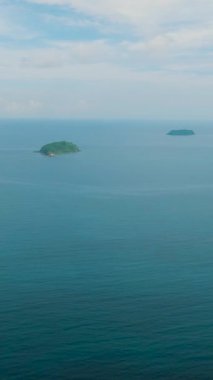 El Nido, Palawan 'da mavi denizle çevrili Diapila Adası. Filipinler. Dikey görünüm.