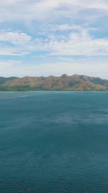 Korondaki adaların havadan görünüşü. Mavi gökyüzü ve bulutlar. Palawan, Filipinler. Dikey görünüm.