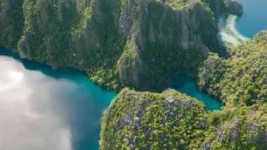 Kayangan Gölü ve Barracuda Gölü kireçtaşı kayalarıyla çevrili. Coron, Palawan. Filipinler.