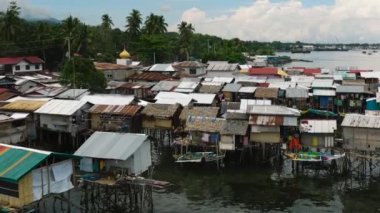Zamboanga deniz kıyısındaki balıkçıların konutları. Mindanao, Filipinler.