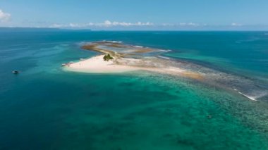 Britanya Adaları Grubu 'nun Hagonoy Adası. Surigao del Sur, Filipinler.