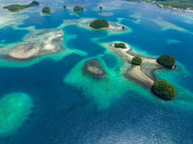 Derin mavi deniz ve adalar kümesi. Britanya Adaları. Surigao del Sur, Filipinler.