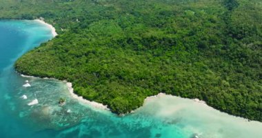 Samal Adası 'nda güzel okyanus dalgaları ve turkuaz su. Davao, Filipinler.