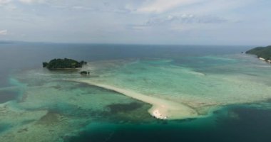 Kaybolan Ada ve Turkuaz Suyla çevrili Kaplumbağa Adası 'nın insansız hava aracı görüntüsü. Barobo, Surigao del Sur. Filipinler.