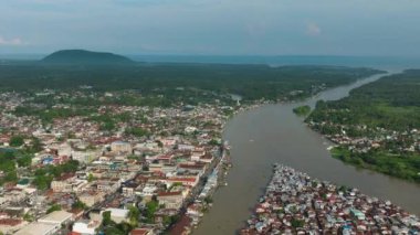 Cityscape: Cotabato City ve River mavi gökyüzü ve bulutların altında. Yukarıdan yukarıdan bir görüntü. Mindanao, Filipinler.