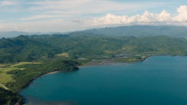 Derin mavi denizli Tropikal Ada 'nın havadan görünüşü. Açık gökyüzü ve bulutlar. Mindanao, Filipinler.