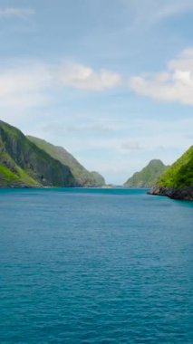 Tropikal Adalar 'la Mavi Deniz üzerinde uçmak. El Nido, Palawan. Filipinler. Dikey görünüm.