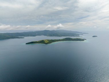 Logbon Adası derin mavi denizlerle çevrili, yukarıdan manzaralı. Romblon, Filipinler.