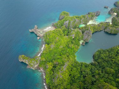 Miniloc Adası 'nda mavi deniz ve gölcükler. El Nido, Palawan. Filipinler.