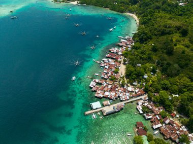 Turkuaz suyun üzerindeki Samll köyleri. Samal Adası. Davao, Filipinler.