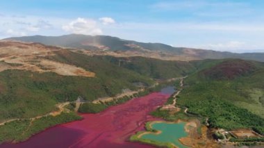 Nikel madeni ve bordo su gölünün hava araştırması. Kirli hava ve su. Mindanao, Filipinler.
