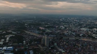 Nehir kenarındaki yerleşim alanlarının ve binaların hava incelemesi. Mindanao, Filipinler.