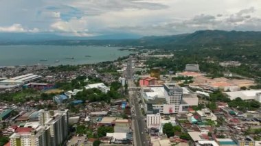 Kuzey Mindanao, Filipinler 'de Cagayan de Oro kıyı şeridi ve karayolu.