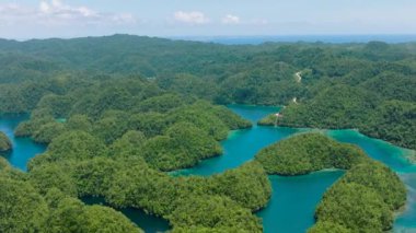 Tropik adada mükemmel bir günün altında bir göl. Mavi okyanus ve bulutlu mavi gökyüzü. Bucas Grande Adası. Mindanao, Filipinler.