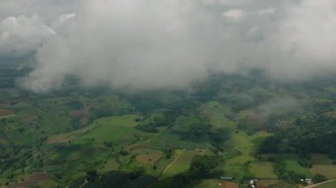 Tarım arazileri ve yüzen bulutlu bir çiftlik. Mindanao, Filipinler.