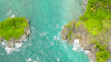 Boracay, Filipinler 'de tropik deniz dalgaları ve kıyı şeridi.