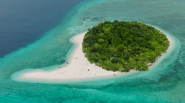Mantigue Adası 'nda yemyeşil ağaçlar. Turkuaz su ve beyaz kumlu plajlar. Camiguin, Filipinler.