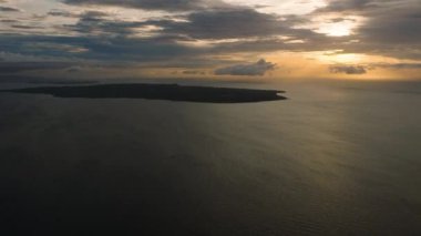 Carabao Adası 'nda bulutlu bir arka plan. Romblon, Filipinler.