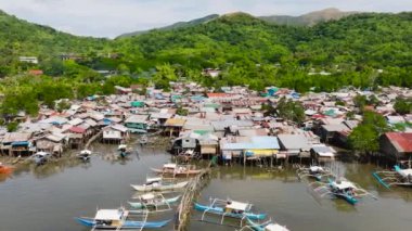 Koron, Palawan 'ın dağlık kesimindeki Stilt evlerinin havadan görüntüsü. Filipinler.