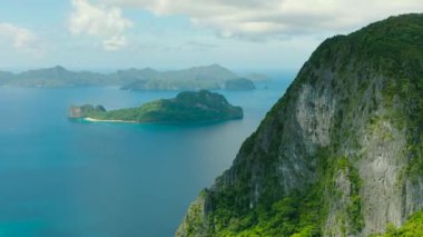 Cadlao Adası 'ndaki güzel kireçtaşı kayası. Helikopter adası ve mavi deniz. El Nido. Palawan, Filipinler.