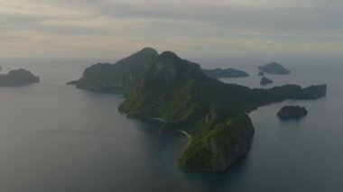 Cadlao Adası 'nın tropik manzarası ve El Nido' da plajı olan adacıklar. Palawan, Filipinler.