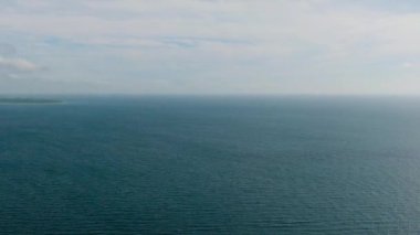 Güneş yansımalı mavi deniz. Açık deniz yüzeyinde dalgalar. San Jose. Romblon, Filipinler.