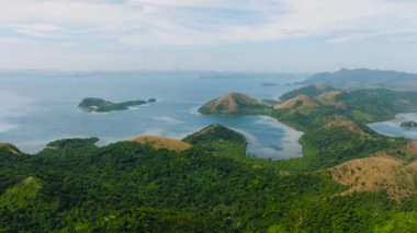 Tropikal adaların dağ tepe ve ormanlı havadan görünüşü. Coron, Palawan. Filipinler.