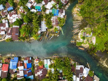 Surigao del Sur 'daki temiz tatlı su nehri boyunca uzanan köyler. Filipinler.