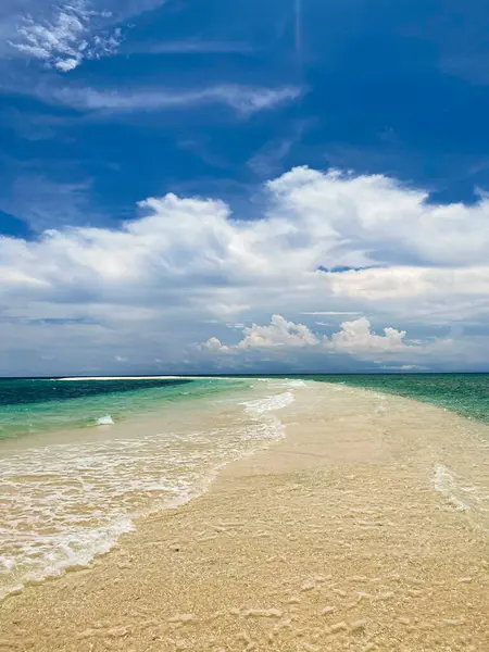 Kumsalda güzel dalgalar var. Camiguin Adası. Filipinler.