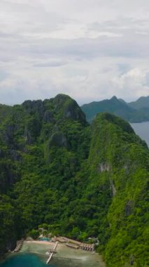 El Nido Resorts - Miniloc Adası ve Büyük Göl 'ün havadan görünüşü. El Nido, Palawan. Filipinler. Dikey görünüm.