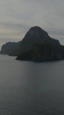 El Nido Palawan 'da denizin üzerinde uçmak. Cadlao Adası ve Filipinlerdeki adacıklar. Dikey görünüm.