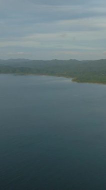 El Nido, Palawan, kıyıya yakın tekneleri ve mavi denizi olan. Plajları olan tropik bir ada. Filipinler. Dikey görünüm.