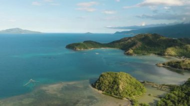 Uyuyan dinozor biçiminde tropikal bir ada. Güzel su ve mercanlar. Mati, Davao Oriental. Filipinler.