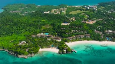 Boracay Adası üzerinde mavi gökyüzü ve bulutlarla kaplı tropik sahil şeridi. Filipinler.