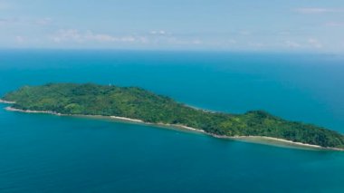 Mavi denizle çevrili Cagbuli Adası. El Nido, Palawan. Filipinler.
