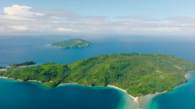 Mavi denizle çevrili kumlu Alad Adası. Romblon, Filipinler.