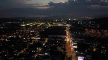 Şehir: Davao 'da gece şehri. Mindanao, Filipinler. Skyline.