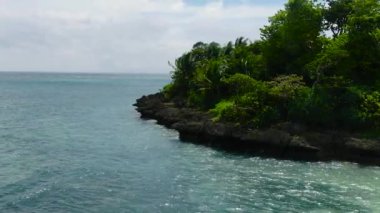 Carabao Adası 'ndaki mercanlarla turkuaz suyun üzerinde güneş yansıması. Romblon. Filipinler.