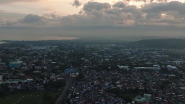Şehir ve alacakaranlık bulutlu günbatımı. Davao Şehri. Mindanao, Filipinler.