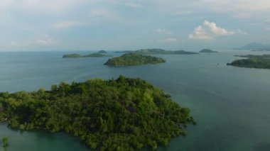Adaları ve mavi denizi olan güzel bir deniz manzarası. Bir zamanlar Zamboanga, Filipinler 'deki Islas.