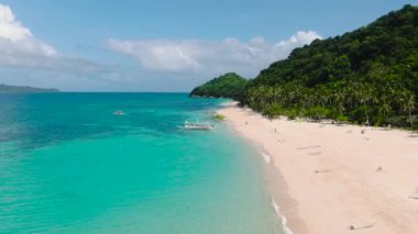 Puka Shell Sahili 'ndeki beyaz kumların üzerinde dalgalar var. Boracay Adası. Filipinler.