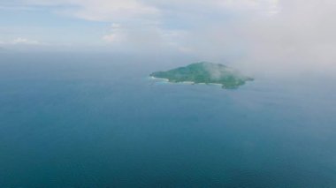 Cobrador Adası derin mavi denizlerle çevrili, yukarıdan manzaralı. Romblon, Filipinler.