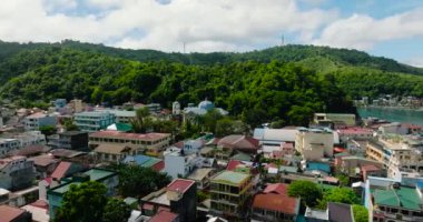 Konut alanı ve ticari binaları olan bir belediye. Romblon Adası, Romblon, Filipinler.